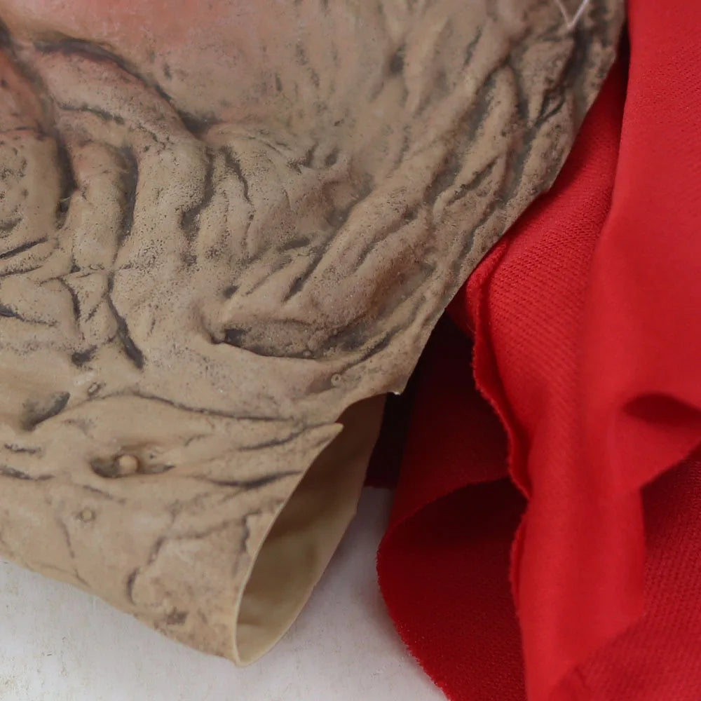 Masque en latex représentant une grand-mère fumeuse, un vieux grand-mère au visage ridé et à l'écharpe rouge, accessoire de déguisement pour Halloween