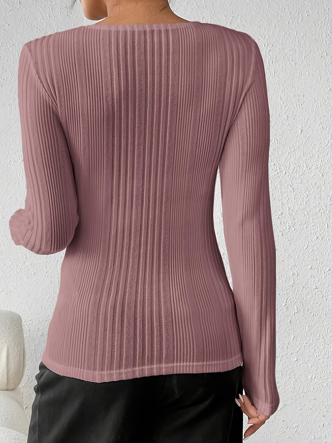 Haut à col roulé à manches longues pour femme, orné d'anneaux métalliques élégants et sexy - Coupe ajustée, texture côtelée, collection automne/hiver, décolleté stylé, sans manches | Tissu extensible