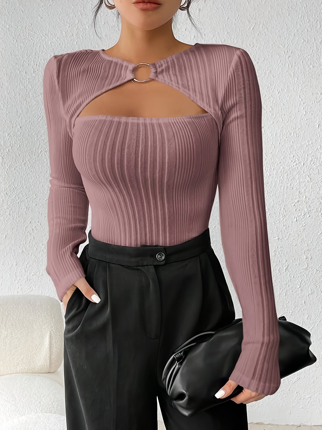 Haut à col roulé à manches longues pour femme, orné d'anneaux métalliques élégants et sexy - Coupe ajustée, texture côtelée, collection automne/hiver, décolleté stylé, sans manches | Tissu extensible