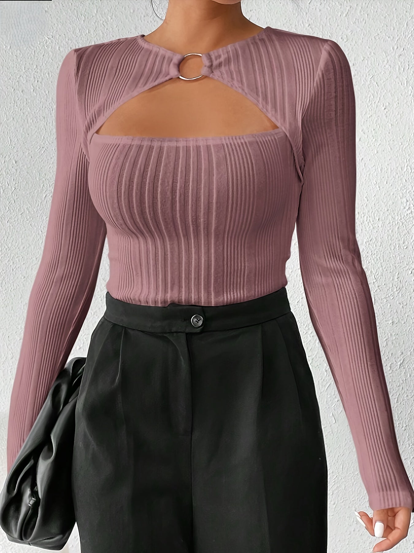 Haut à col roulé à manches longues pour femme, orné d'anneaux métalliques élégants et sexy - Coupe ajustée, texture côtelée, collection automne/hiver, décolleté stylé, sans manches | Tissu extensible