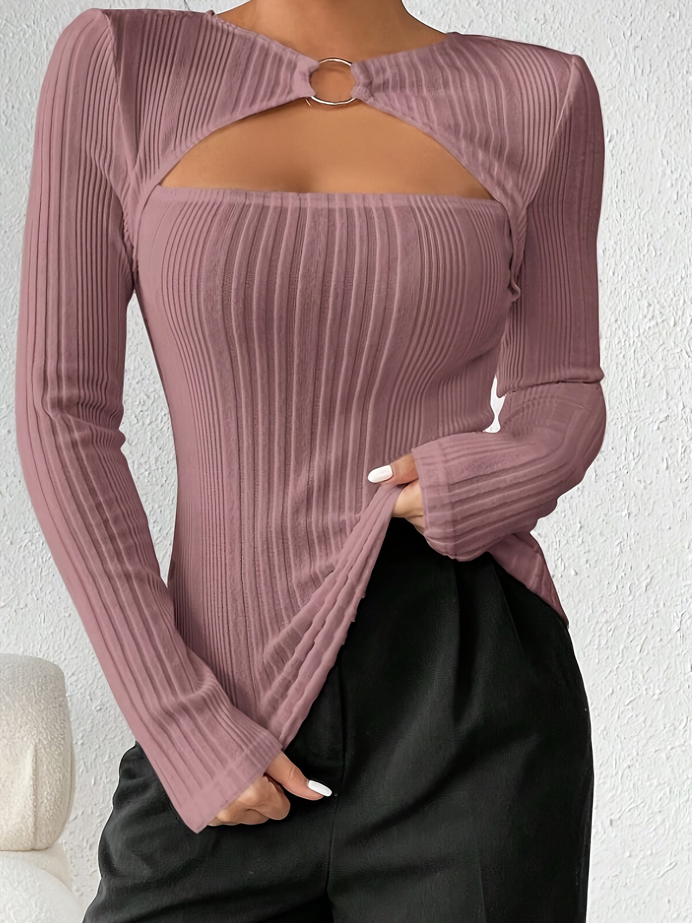 Haut à col roulé à manches longues pour femme, orné d'anneaux métalliques élégants et sexy - Coupe ajustée, texture côtelée, collection automne/hiver, décolleté stylé, sans manches | Tissu extensible
