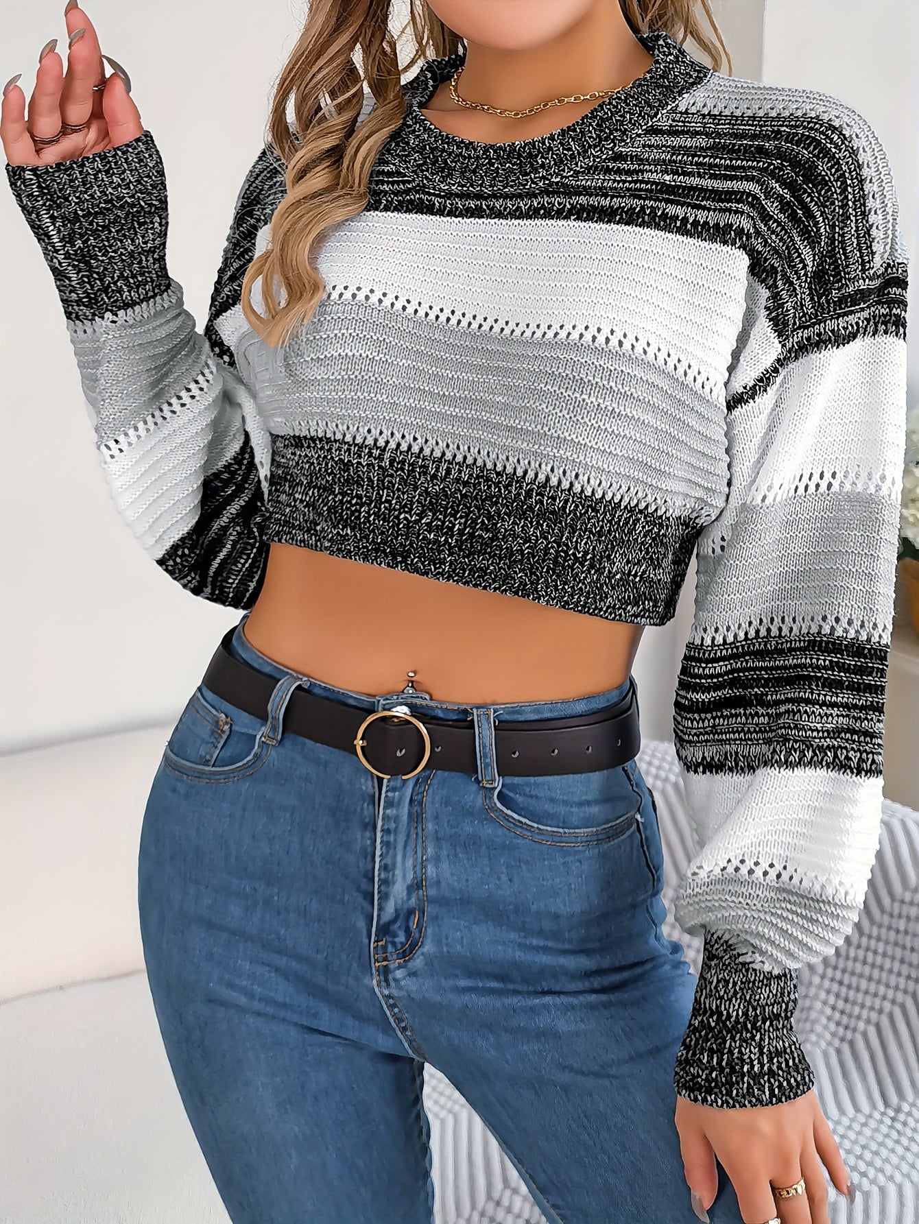 Pull rayé décontracté pour femme, manches lanternes et détails ajourés - Haut court color block gris/noir/blanc/beige, idéal pour la superposition automne-hiver. Coupe confortable et extensible.