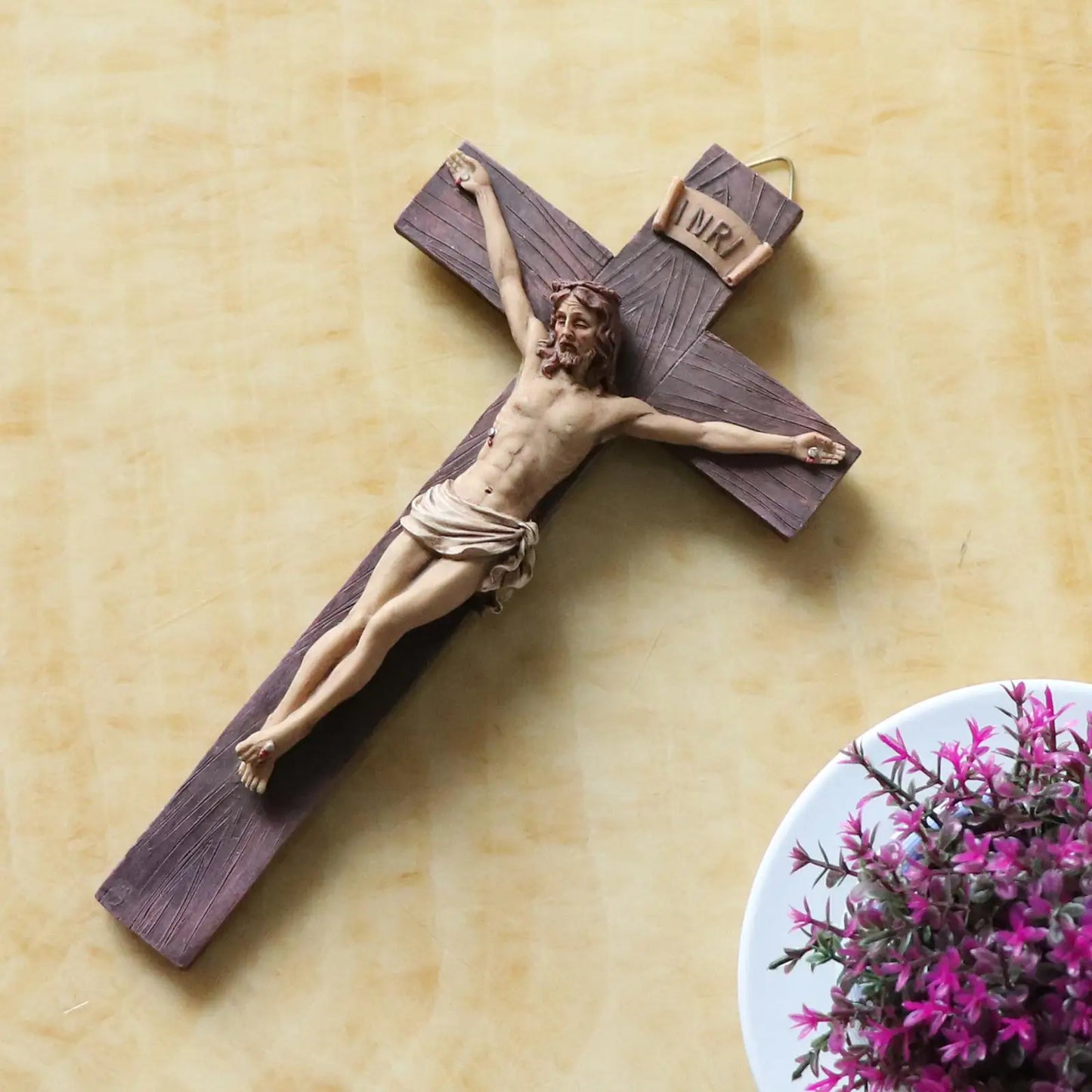 Croix murale ressuscitée Crucifix Jésus Figurines pour la maison Sculpture Décoration d'intérieur, Jaune