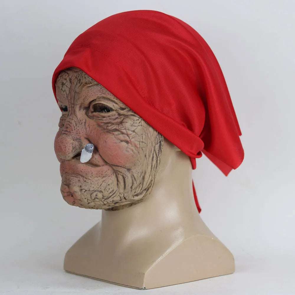 Masque en latex représentant une grand-mère fumeuse, un vieux grand-mère au visage ridé et à l'écharpe rouge, accessoire de déguisement pour Halloween