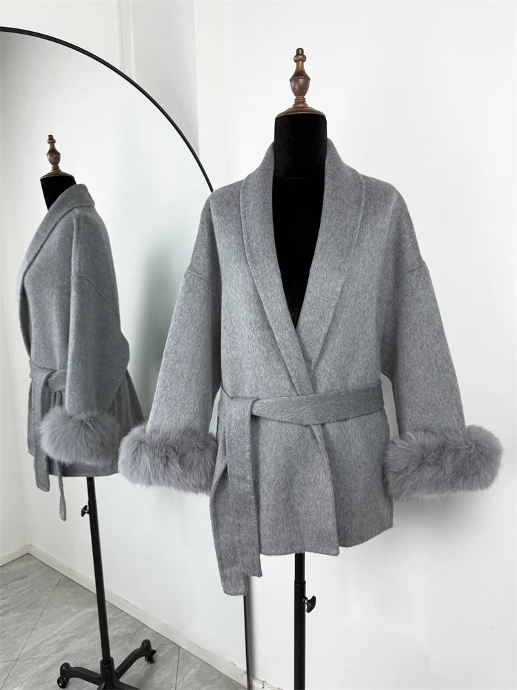 Manteau court en laine et fourrure de renard Tossy pour femme, élégant manteau double face en laine, idéal pour le bureau. Collection 2025. Cardigans et vestes amples en laine.