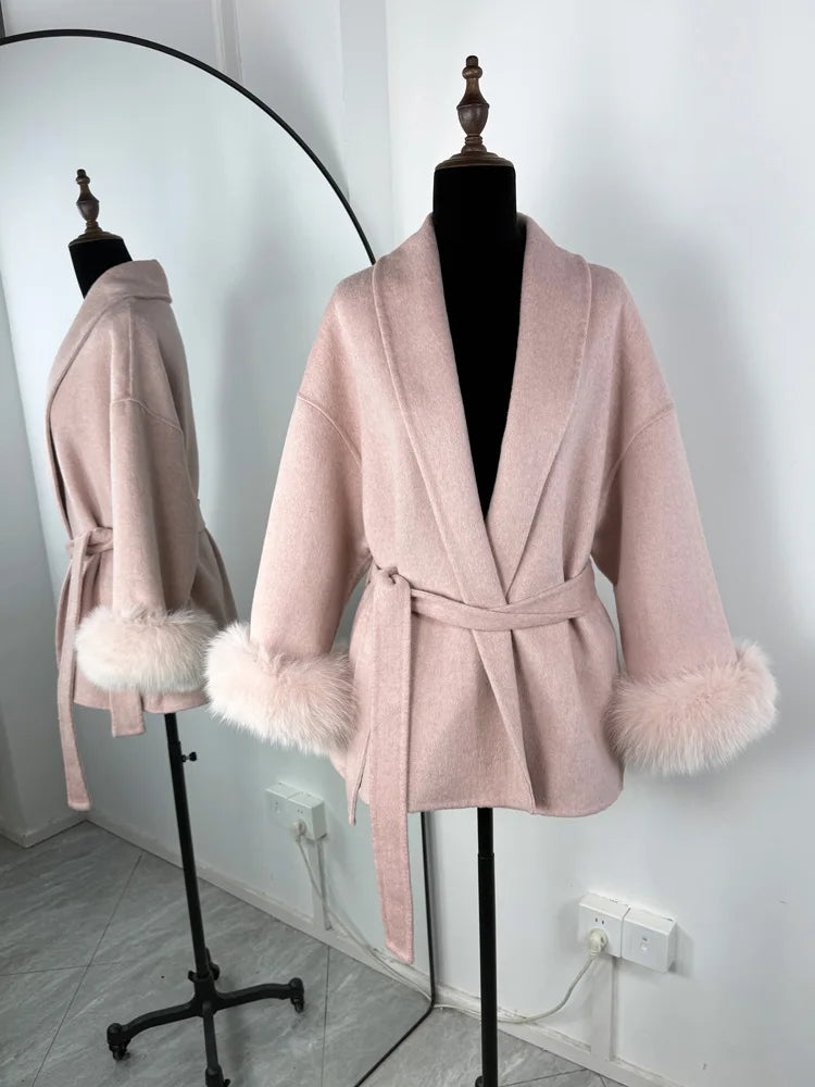 Manteau court en laine et fourrure de renard Tossy pour femme, élégant manteau double face en laine, idéal pour le bureau. Collection 2025. Cardigans et vestes amples en laine.