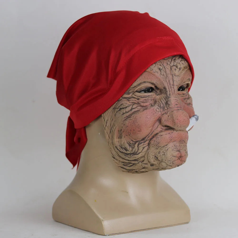 Masque en latex représentant une grand-mère fumeuse, un vieux grand-mère au visage ridé et à l'écharpe rouge, accessoire de déguisement pour Halloween
