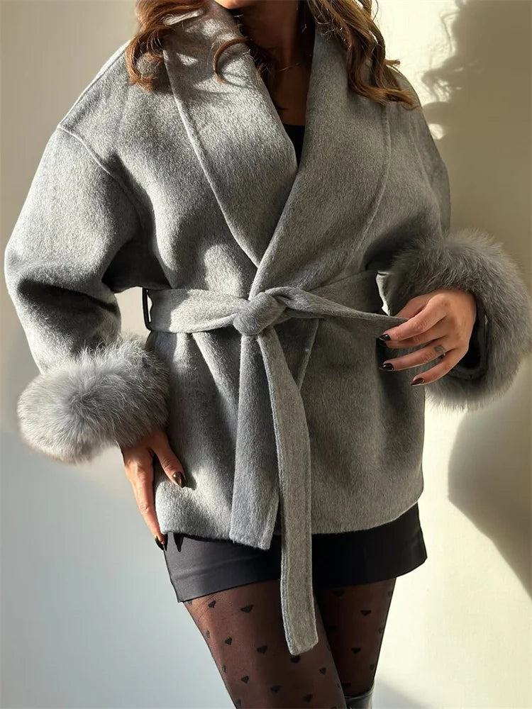 Manteau court en laine et fourrure de renard Tossy pour femme, élégant manteau double face en laine, idéal pour le bureau. Collection 2025. Cardigans et vestes amples en laine.