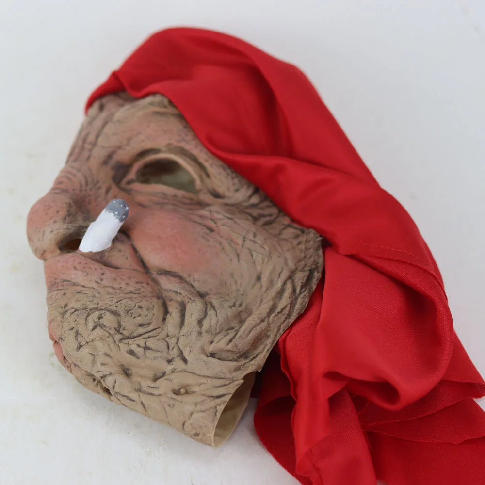 Masque en latex représentant une grand-mère fumeuse, un vieux grand-mère au visage ridé et à l'écharpe rouge, accessoire de déguisement pour Halloween