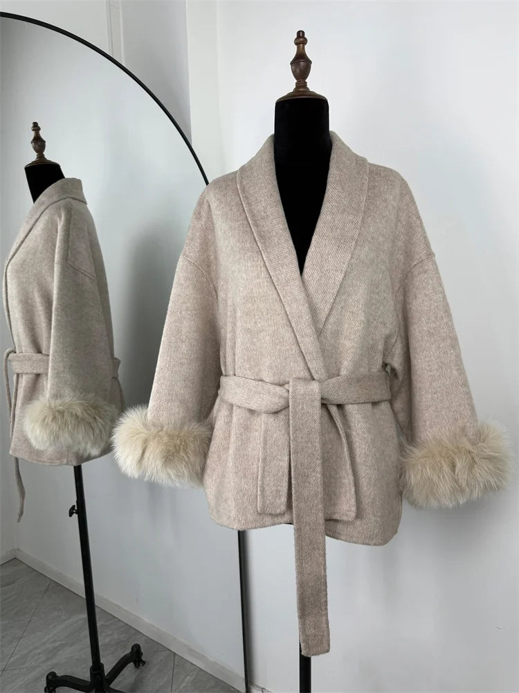 Manteau court en laine et fourrure de renard Tossy pour femme, élégant manteau double face en laine, idéal pour le bureau. Collection 2025. Cardigans et vestes amples en laine.