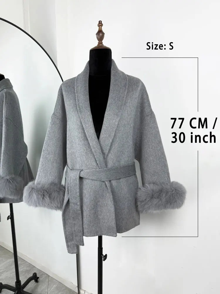 Manteau court en laine et fourrure de renard Tossy pour femme, élégant manteau double face en laine, idéal pour le bureau. Collection 2025. Cardigans et vestes amples en laine.