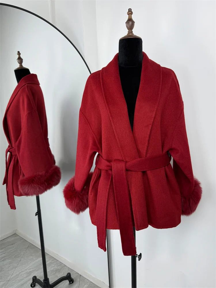 Manteau court en laine et fourrure de renard Tossy pour femme, élégant manteau double face en laine, idéal pour le bureau. Collection 2025. Cardigans et vestes amples en laine.