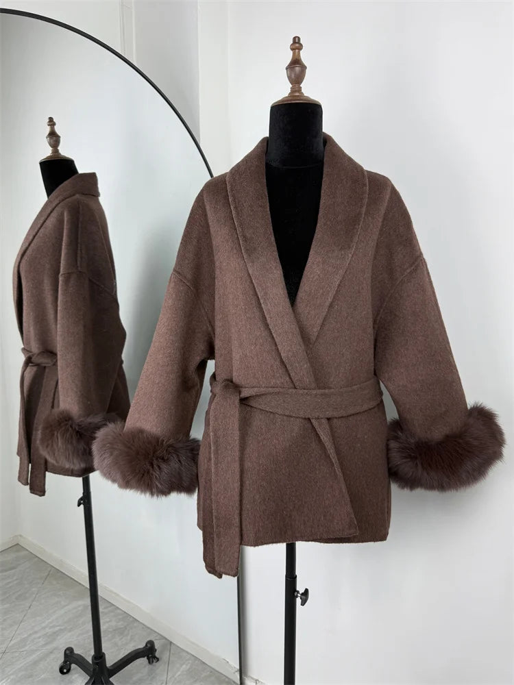 Manteau court en laine et fourrure de renard Tossy pour femme, élégant manteau double face en laine, idéal pour le bureau. Collection 2025. Cardigans et vestes amples en laine.