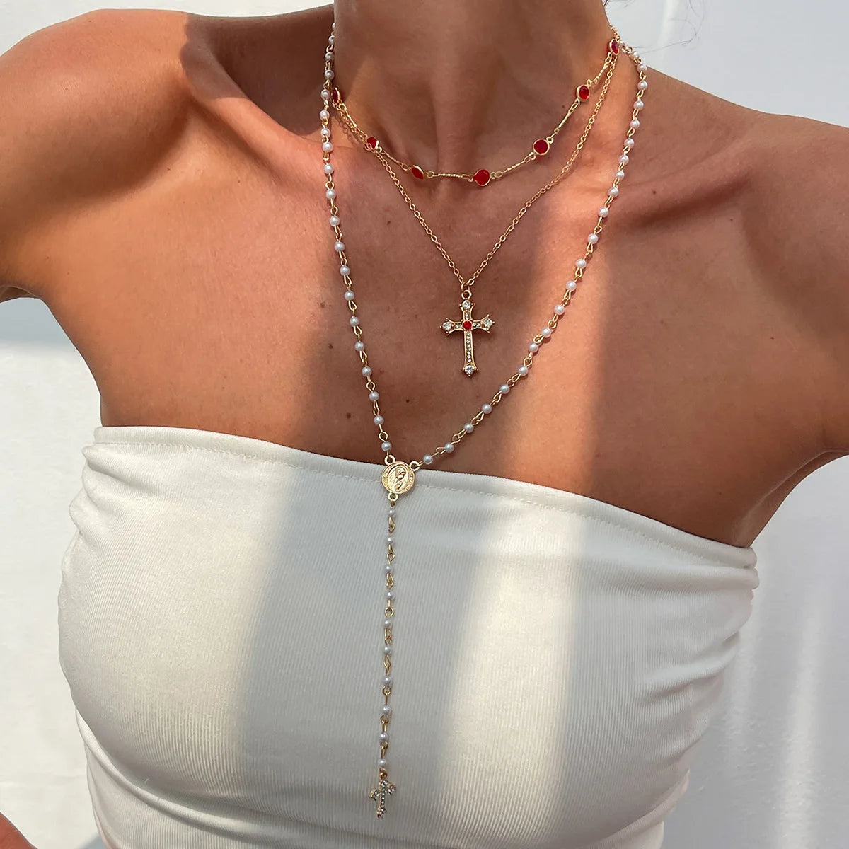 Collier ras du cou simple avec pendentif croix de Jésus pour femme, chaîne en cristal coloré tendance, bijoux chrétiens, cadeau, 2025