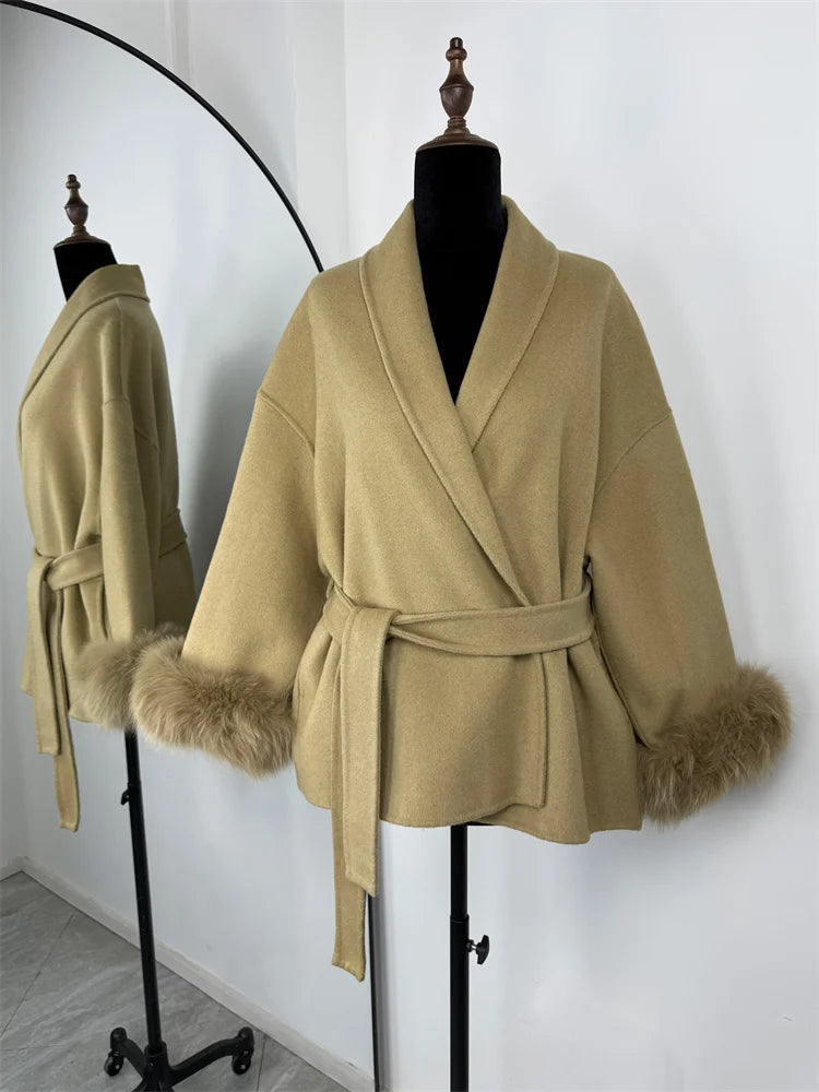 Manteau court en laine et fourrure de renard Tossy pour femme, élégant manteau double face en laine, idéal pour le bureau. Collection 2025. Cardigans et vestes amples en laine.