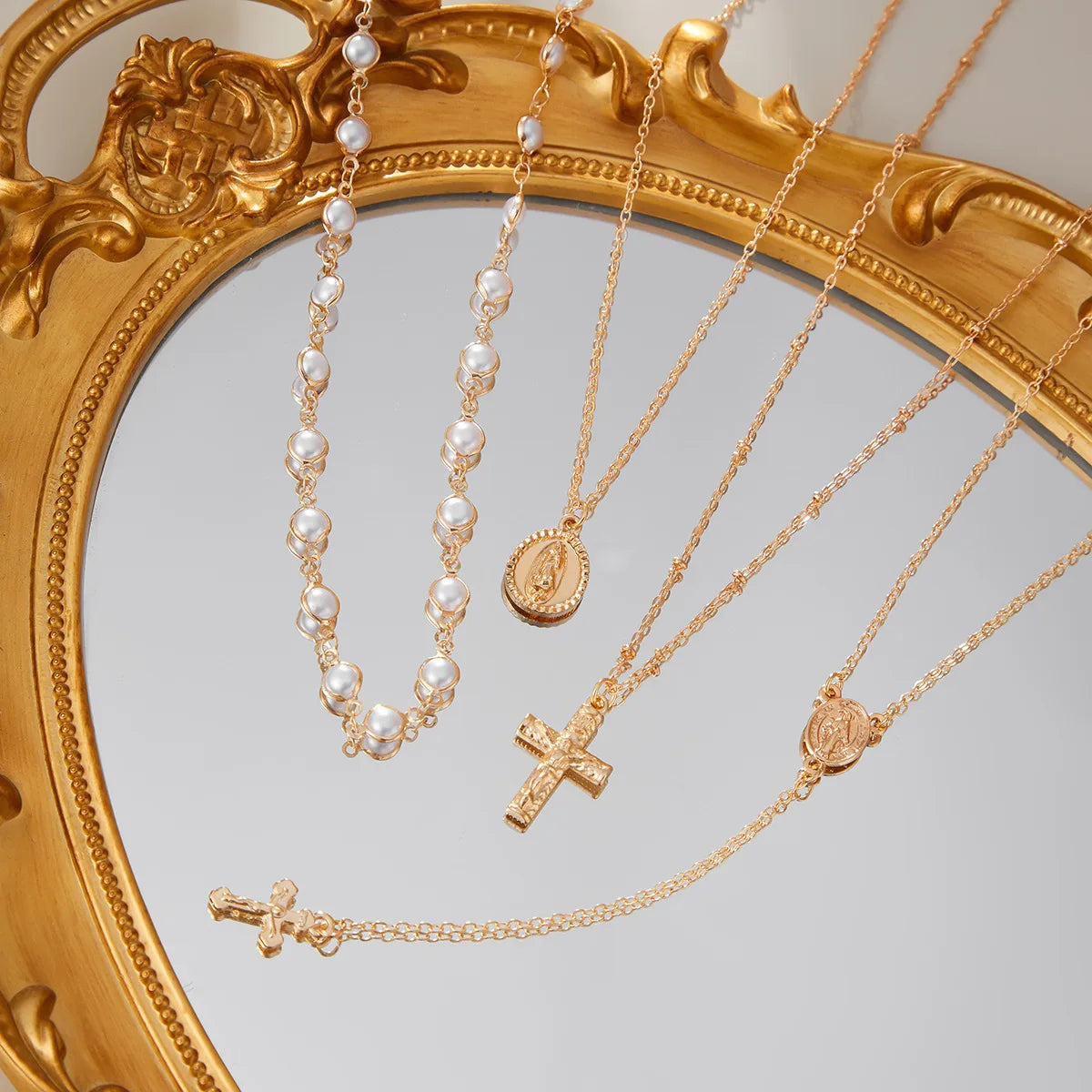 Collier ras du cou simple avec pendentif croix de Jésus pour femme, chaîne en cristal coloré tendance, bijoux chrétiens, cadeau, 2025