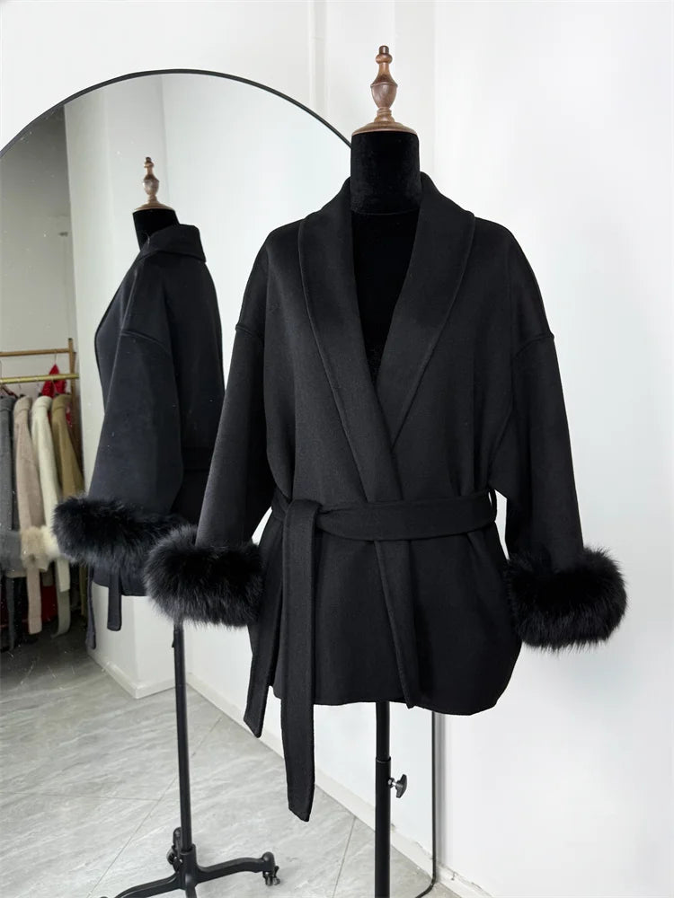 Manteau court en laine et fourrure de renard Tossy pour femme, élégant manteau double face en laine, idéal pour le bureau. Collection 2025. Cardigans et vestes amples en laine.