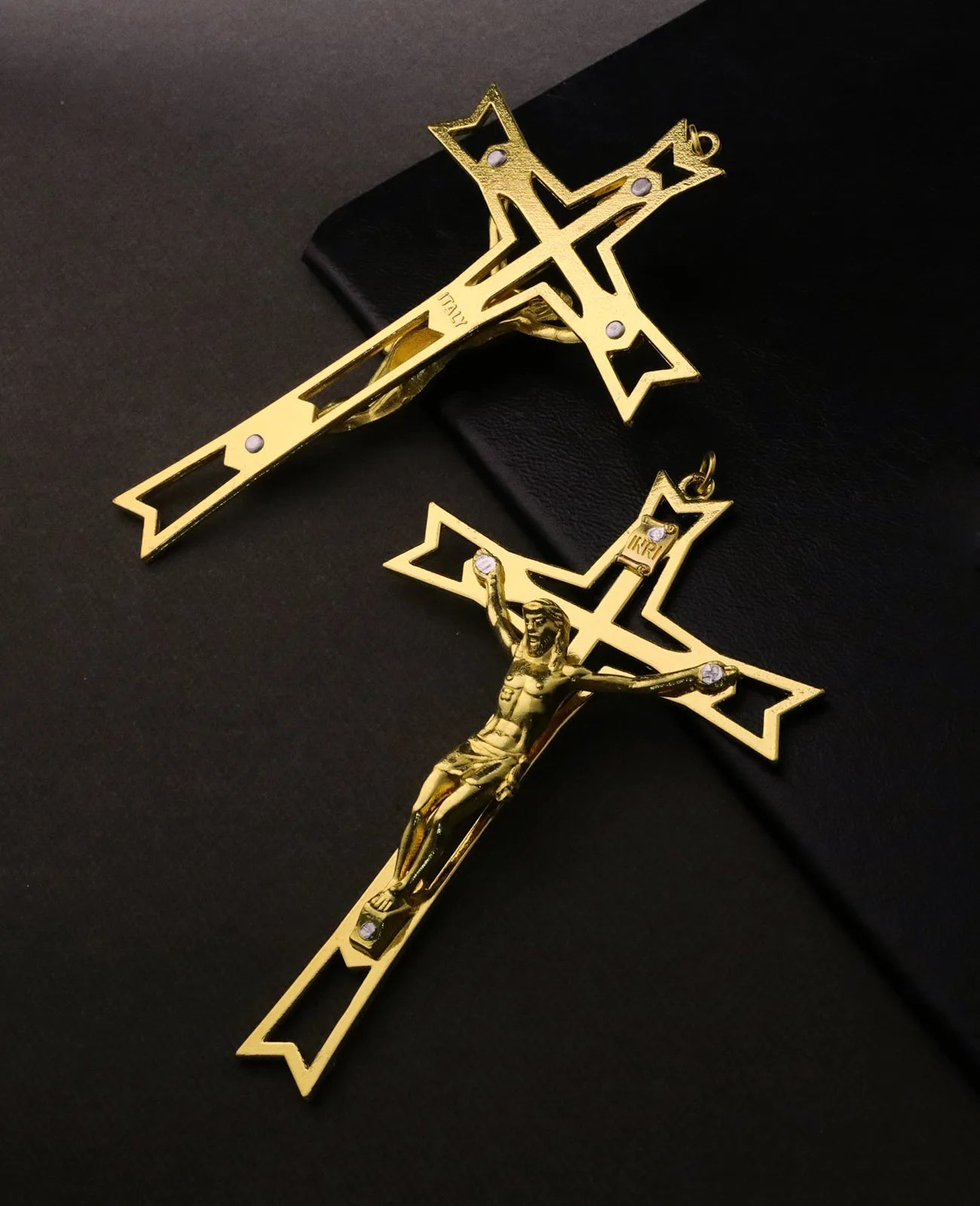 1Pc Crucifix Jesus Cross Pendant Christian INRI Christ Hand Holding Cross Blessing Jewelry Ornament Wall Church Decor Craft Gift