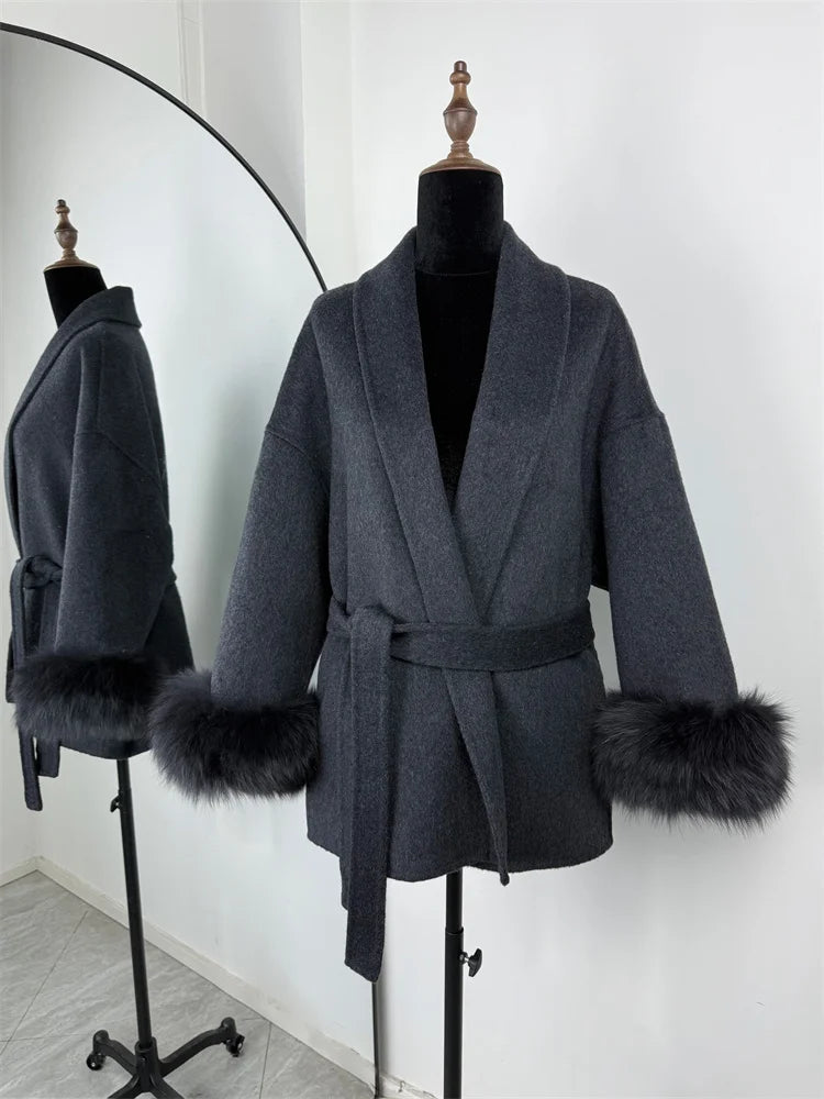 Manteau court en laine et fourrure de renard Tossy pour femme, élégant manteau double face en laine, idéal pour le bureau. Collection 2025. Cardigans et vestes amples en laine.