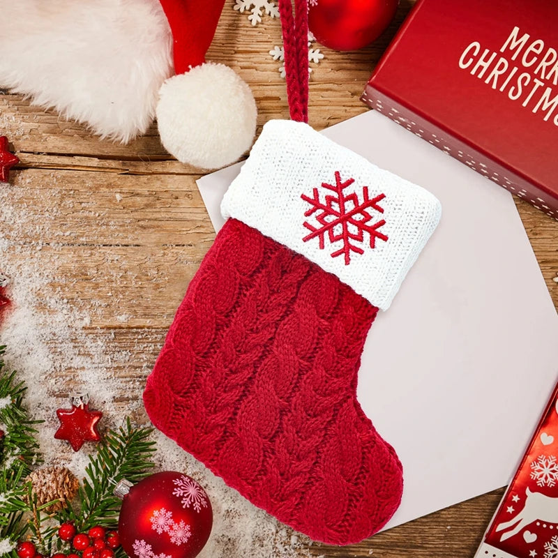 Chaussettes de Noël tricotées avec flocons de neige et lettres, décoration de Noël 2025 pour la maison, ornement pour sapin de Noël, cadeau pour Noël 2026