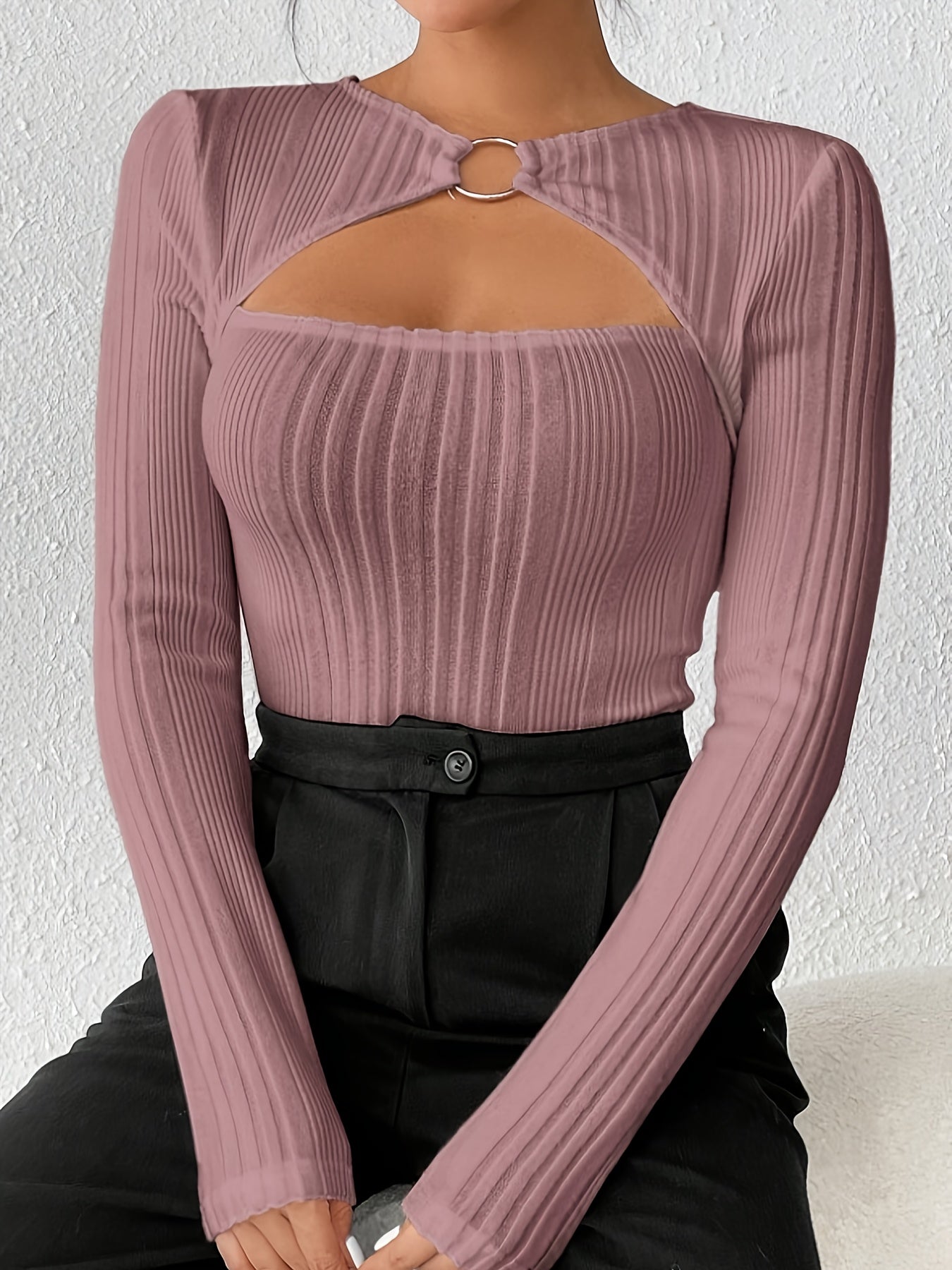 Haut à col roulé à manches longues pour femme, orné d'anneaux métalliques élégants et sexy - Coupe ajustée, texture côtelée, collection automne/hiver, décolleté stylé, sans manches | Tissu extensible
