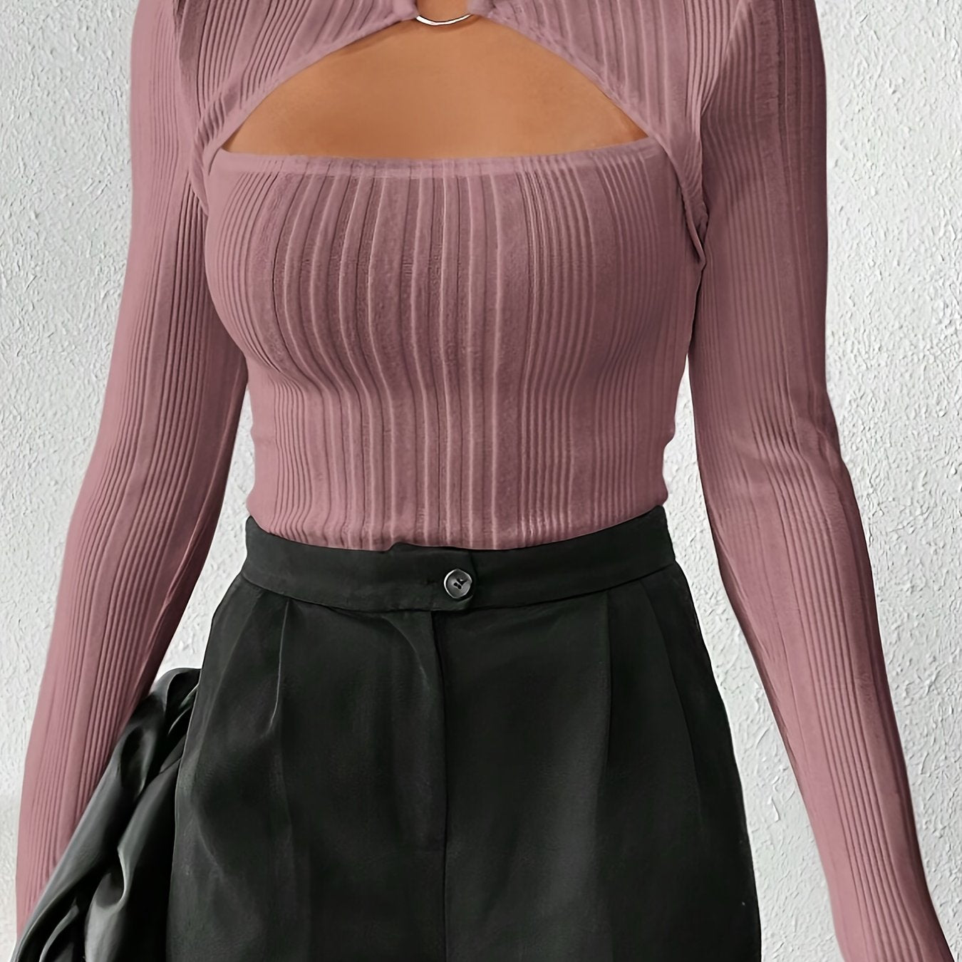 Haut à col roulé à manches longues pour femme, orné d'anneaux métalliques élégants et sexy - Coupe ajustée, texture côtelée, collection automne/hiver, décolleté stylé, sans manches | Tissu extensible